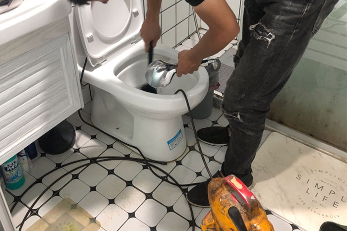 连山马桶堵塞自己疏通还是找师傅?专业上门服务让你省时更省心